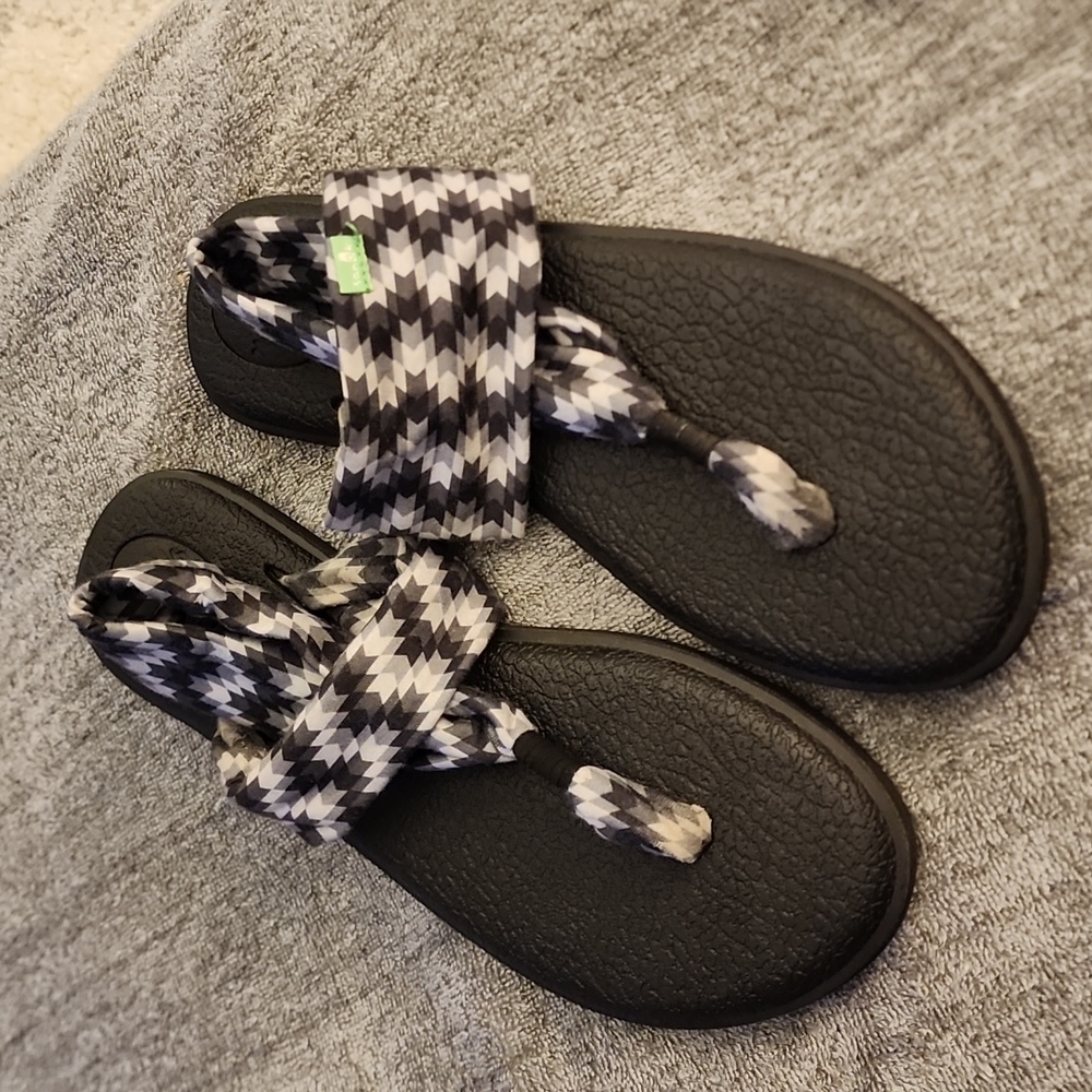 Sanuk. Gray/black Sling sandals. 10